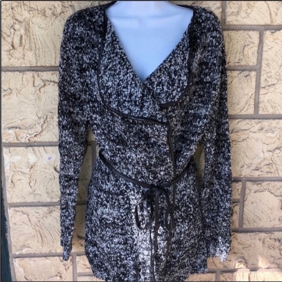 hem & thread wrap cardigan vegan leather trim tweed
Size Large
New NWOT - Picture 12 of 12
